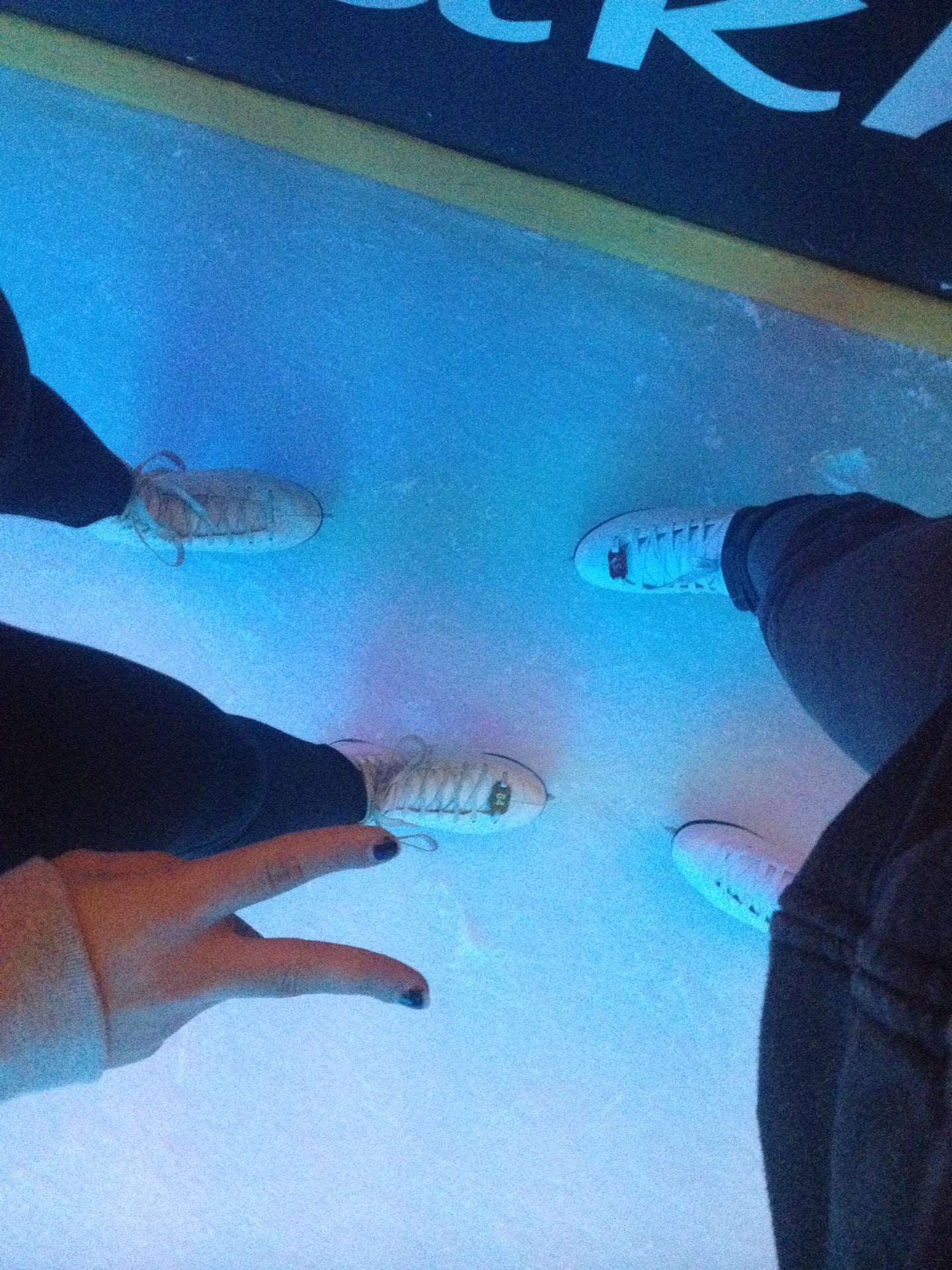 Лед сити молл. Каток Сити Молл Новокузнецк. Фото на катке ночью ноги.