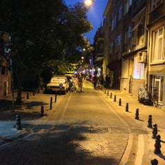 Снимок сделан в Kadıköy Barlar Sokağı пользователем Tolga D. 8/15/2013