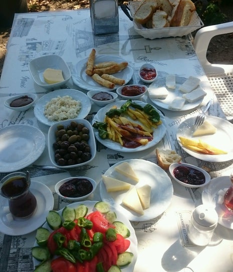 aliye cay bahcesı çınaraltı