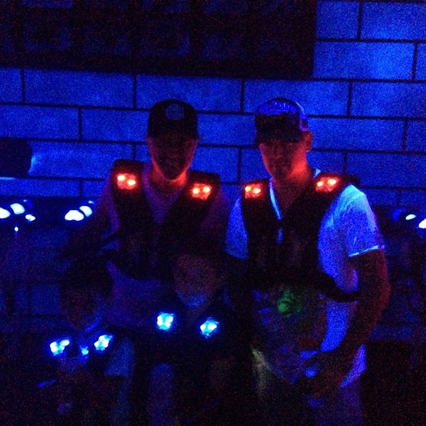 fao schwarz duel blast laser tag set