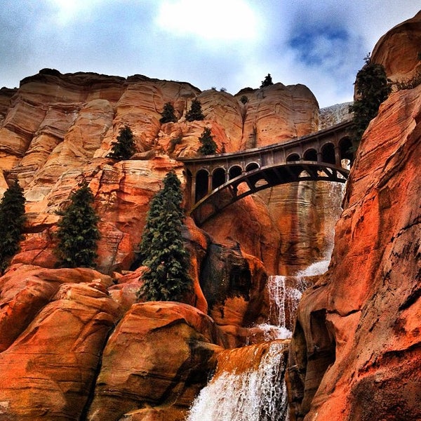  Radiator Springs Racers Theme Park Ride Attraction in 