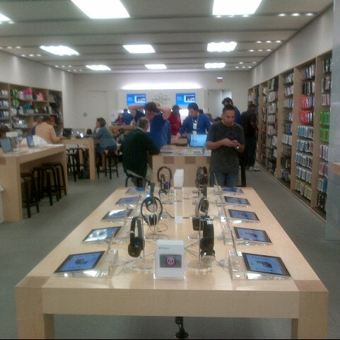 Photo taken at Apple Store, Northbrook by Jon H. on 10/1/2012