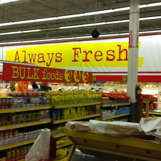 Rob's No Frills Grocery Store in Brampton