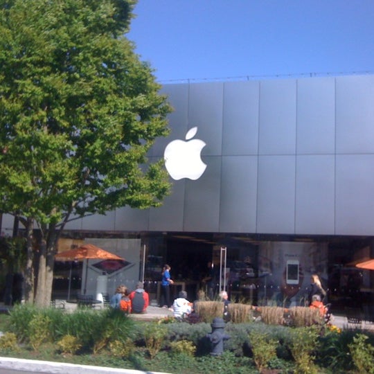 apple store hours university village