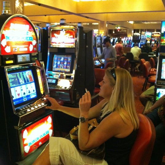 harrahs casino rincon ultimate poker machines