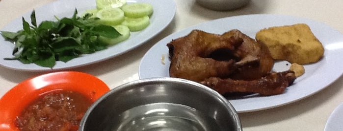 Ayam Goreng Prapatan Khas Bandung is one of Wisata Kuliner Samarinda.