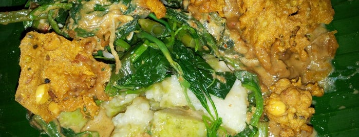 Jajan Pasar (Klanting) & Lontong Pecel ,Seberang BNI - Mojokerto is one of Lokasi Makan di Mojokerto.