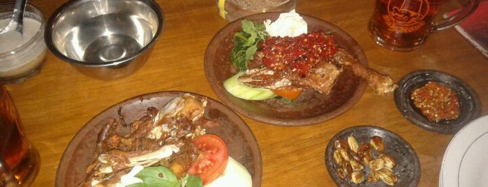 Bebek & Ayam Goreng Sari Rasa "Pak Ndut" is one of Wisata Kuliner Samarinda.