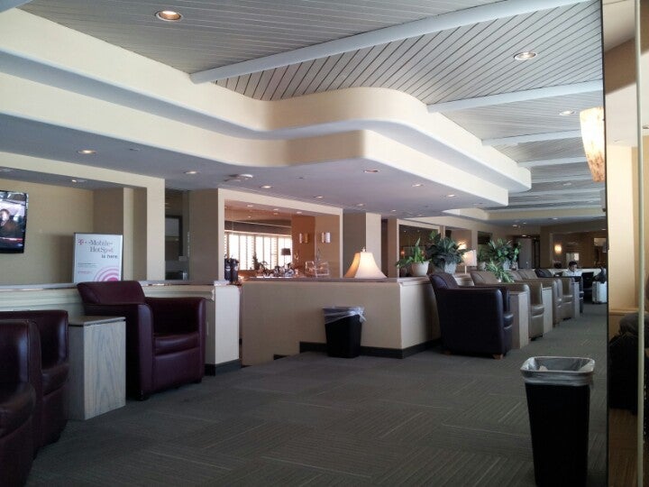 phoenix sky harbor lounges