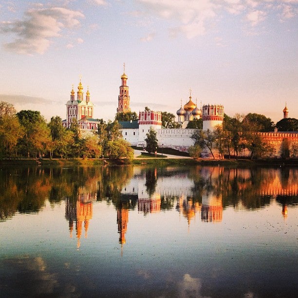 Well москва. Парк Новодевичьи пруды. Новодевичий монастырь пруд. Пруд возле Новодевичьего монастыря. Парк у Новодевичьего монастыря в Москве.