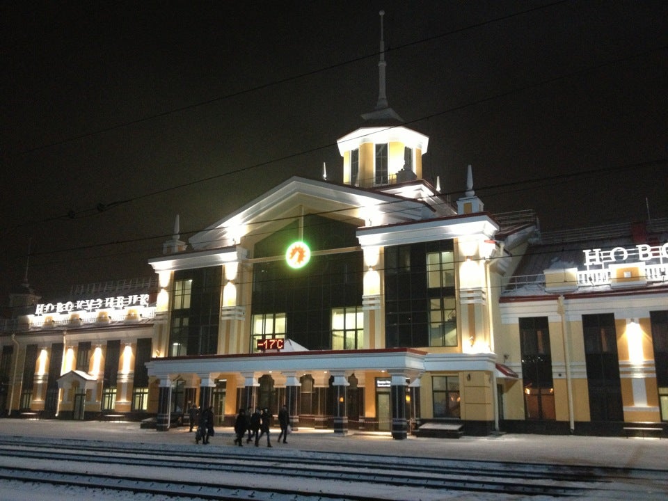 Вокзал ночью летом Новокузнецк. ЖД вокзал Асбест. Ночной вокзал город Кемерово. Благовещенск вокзал ночью.