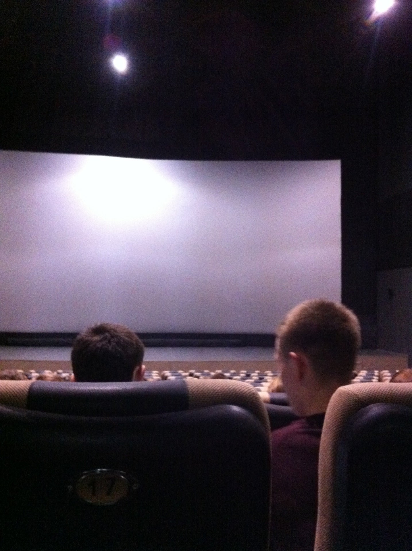 Очередь в фитнес клубе. Кинотеатр под небом королев. Душный зал. Этикет в театре. Кинотеатр пионер москва.