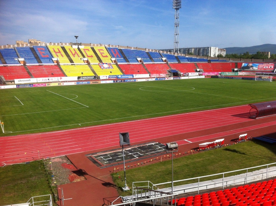 Stadia отзывы. Центральный стадион Красноярского училища олимпийского резерва. Футбольный стадион в Красноярске. Центральный стадион им Ленинского Комсомола Красноярск. Центральный стадион на острове отдыха.